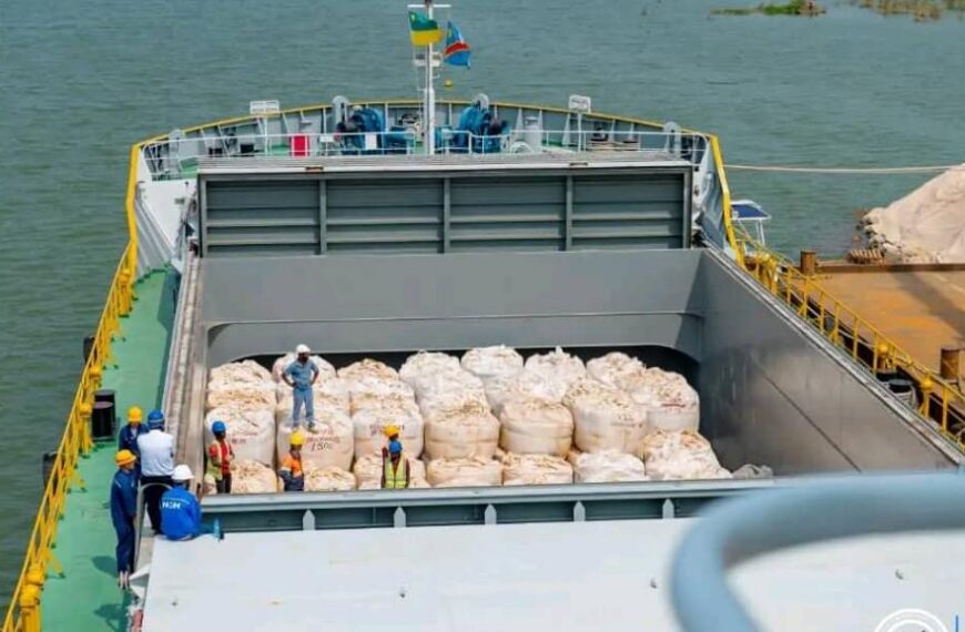 Tanganyika : le premier navire chargé de concentrés de lithium quitte le port de Kalemie