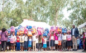 Les Amis de Patrick Muyaya distribuent 1.000 kits…